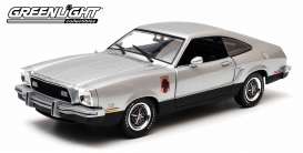 Ford  - 1976 silver/black - 1:18 - GreenLight - 12890 - gl12890 | Toms Modelautos