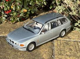 BMW  - 5-series E39 Touring 1998 artic silver - 1:18 - Triple9 Collection - 1800390 - T9-1800390 | Toms Modelautos