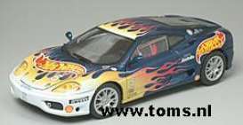 Ferrari  - 2000 blue/flames - 1:18 - Hotwheels - mv29619 - hwmv29619 | Toms Modelautos