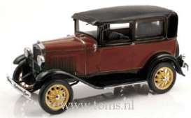 Ford  - 1931 red/black - 1:18 - Motor City Classics - mocity46001 | Toms Modelautos