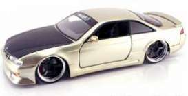 Nissan  - 1998 champagne - 1:24 - Jada Toys - 90613ch - jada90613ch | Toms Modelautos
