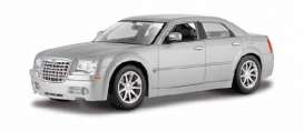 Chrysler  - 2005 metallic grey - 1:18 - Maisto - 31120gy - mai31120gy | Toms Modelautos