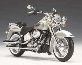 Harley Davidson  - 2009 white gold pearl/ pewter pearl - 1:12 - Highway 61 - hw81080 | Toms Modelautos