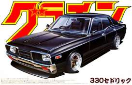 Nissan  - cedric 330 4dr HT 2000 SGL-E 1977  - 1:24 - Aoshima - 04267 - abk04267 | Toms Modelautos