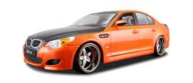 BMW  - 2006 orange/black - 1:18 - Maisto - 31335o - mai31335o | Toms Modelautos