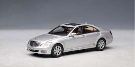 Mercedes Benz  - 2009 silver - 1:43 - AutoArt - 56256 - autoart56256 | Toms Modelautos