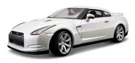 Nissan  - 2009 white - 1:18 - Bburago - 12079w - bura12079w | Toms Modelautos