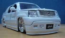 Cadillac  - 2002 pearl white - 1:24 - Jada Toys - 92054w - jada92054w | Toms Modelautos