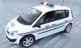 Renault  - 1997 white/blue/red - 1:43 - Universal Hobbies - UH2139 | Toms Modelautos