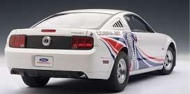 Ford  - 2009 white - 1:18 - AutoArt - 72921 - autoart72921 | Toms Modelautos