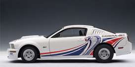 Ford  - 2009 white - 1:18 - AutoArt - 72921 - autoart72921 | Toms Modelautos