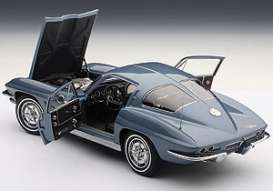 Chevrolet  - 1963 silver blue - 1:18 - AutoArt - 71182 - autoart71182 | Toms Modelautos