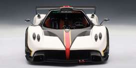 Pagani  - 2009 carbon/white with italian stri - 1:18 - AutoArt - 78262 - autoart78262 | Toms Modelautos