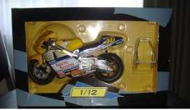 Honda  - 2001 yellow/blue/white - 1:12 - IXO Models - AltaGX011Rossi2001 | Toms Modelautos
