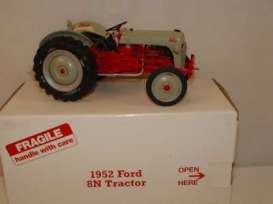 Ford  - 1952 beige - 1:24 - Danbury Mint - dm52tractor | Toms Modelautos