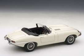 Jaguar  - cream - 1:18 - AutoArt - 73603 - autoart73603 | Toms Modelautos
