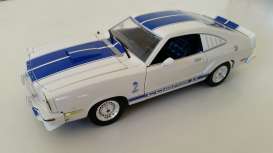 Ford - Mustang Cobra II 1976 white/blue - 1:18 - GreenLight - 12880T - gl12880T | Toms Modelautos Ford - Mustang Cobra II 1976 white/blue - 1:18 - GreenLight - 12880T - gl12880T | Toms Modelautos