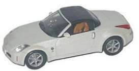 Nissan  - 2003 pearl white - 1:43 - J Collection - jc056 | Toms Modelautos