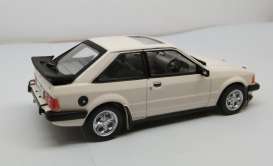 Ford  - Escort MkIII XR3i RHD 1983 diamond white - 1:43 - Triple9 Collection - T9-43090 - T9-43090 | Toms Modelautos
