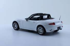Mazda  - 2015 white/black - 1:18 - Triple9 Collection - 1800197 - T9-1800197 | Toms Modelautos
