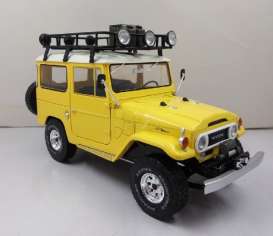 Toyota  - Landcruiser 1967 yellow/white - 1:18 - Triple9 Collection - 1800151 - T9-1800151 | Toms Modelautos