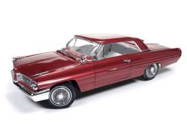 Pontiac  - 1962 burgundy - 1:18 - Auto World - AMM1097 | Toms Modelautos