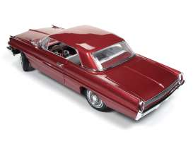 Pontiac  - 1962 burgundy - 1:18 - Auto World - AMM1097 | Toms Modelautos