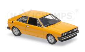 Volkswagen  - 1974 yellow - 1:43 - Maxichamps - 940050424 - mc940050424 | Toms Modelautos