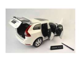 Volvo  - 2015 chrystal white pearl - 1:18 - Motor City Classics - mocity88201 | Toms Modelautos