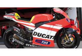 Ducati  - 2011 red/white - 1:12 - Minichamps - 122112046 - mc122112046 | Toms Modelautos