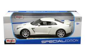 Nissan  - Skyline GT-R R35 2009 white - 1:18 - Maisto - 31704w - mai31704w | Toms Modelautos