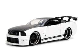 Ford - Mustang GT 2006 white - 1:24 - Jada Toys - jada99973w | Tom's Modelauto's Ford - Mustang GT 2006 white - 1:24 - Jada Toys - jada99973w | Tom's Modelauto's