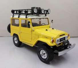 Toyota  - Land Cruiser 1967 yellow/white - 1:18 - Triple9 Collection - 1800151 - T9-1800151 | Toms Modelautos