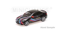 BMW  - M2 2016 black/red-blue stripes - 1:87 - Minichamps - 870027005 - mc870027005 | Toms Modelautos
