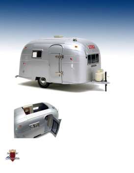 Airstream Caravan - Camper stainless - 1:18 - Motor City Classics - mocity88101 | Toms Modelautos