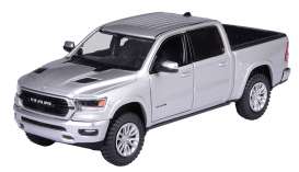 Ram  - 1500 Crew Cab Laramie 2019 silver - 1:27 - Motor Max - 79357s - mmax79357s | Toms Modelautos