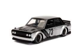 Datsun - 510 1973 black/silver - 1:32 - Jada Toys - 98572bk - jada98572bk | Tom's Modelauto's Datsun - 510 1973 black/silver - 1:32 - Jada Toys - 98572bk - jada98572bk | Tom's Modelauto's