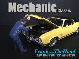 Figures  - Mechanic Frank Under the Hood 2018  - 1:24 - American Diorama - 38279 - AD38279 | Toms Modelautos