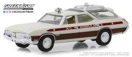 Oldsmobile - Vista Cruiser 1970 white/red - 1:64 - GreenLight - 30066 - gl30066 | Tom's Modelauto's Oldsmobile - Vista Cruiser 1970 white/red - 1:64 - GreenLight - 30066 - gl30066 | Tom's Modelauto's