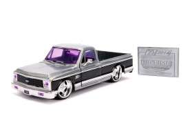 Chevrolet  - Cheyenne 1972 chrome/purple - 1:24 - Jada Toys - 45005 - jada45005 | Toms Modelautos