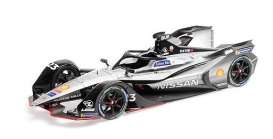 Nissan  - 2018 silver/black - 1:18 - Minichamps - 114180023 - mc114180023 | Toms Modelautos