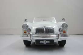 MG  - 1961 white - 1:18 - Triple9 Collection - 1800164 - T9-1800164 | Toms Modelautos