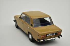 Lada  - 2106 1980 golden yellow - 1:18 - Triple9 Collection - 1800240 - T9-1800240 | Toms Modelautos