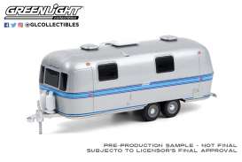 Airstream  - Double-Axle 1971 silver/blue - 1:64 - GreenLight - 34100A - gl34100A | Toms Modelautos