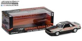 Ford diorama - Mustang 1979 black/silver - 1:18 - GreenLight - 13599 - gl13599 | Toms Modelautos