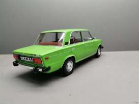 Lada  - 2106 1980 bright green - 1:18 - Triple9 Collection - 1800247 - T9-1800247 | Toms Modelautos