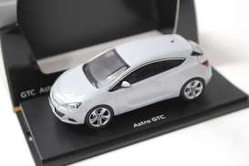 Opel  - Astra J GTC 2019 white - 1:43 - Motorart - 17827 - opel17827 | Toms Modelautos