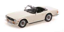 Triumph  - TR6 1969 white - 1:18 - Minichamps - 155132035 - mc155132035 | Toms Modelautos