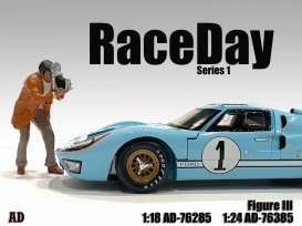 Figures  - Race Day Figure III 2021  - 1:18 - American Diorama - 76285 - AD76285 | Toms Modelautos