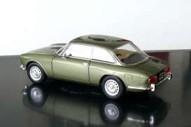 Alfa Romeo  - GTV 1973 green metallic - 1:18 - Norev - 187913 - nor187913 | Toms Modelautos